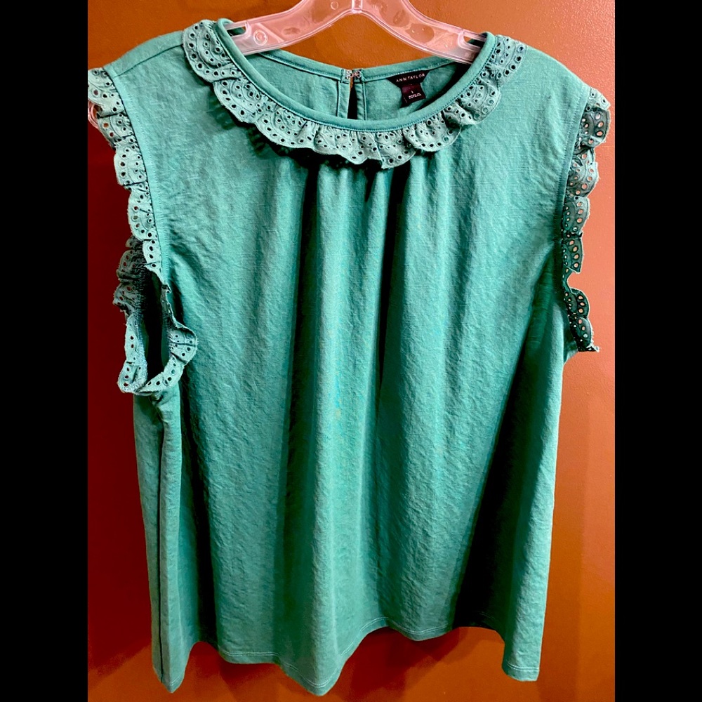 Ann Taylor eyelet trim sleeveless top L